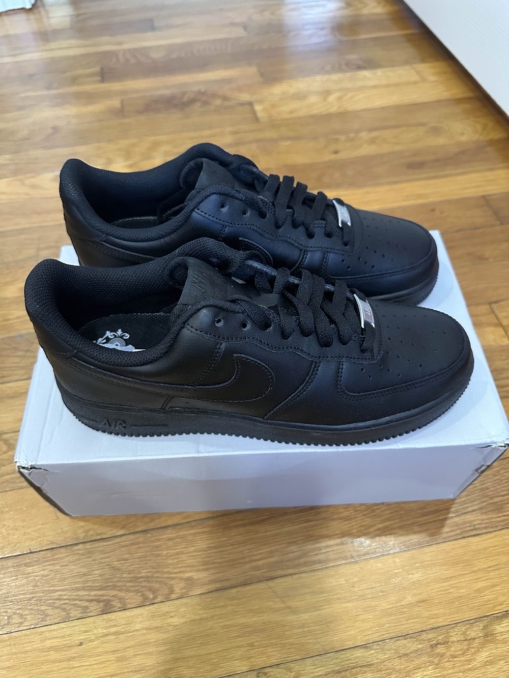 *New* Nike Air Force Men Black (CW2288-001) Size 9 *Damaged Original Box*